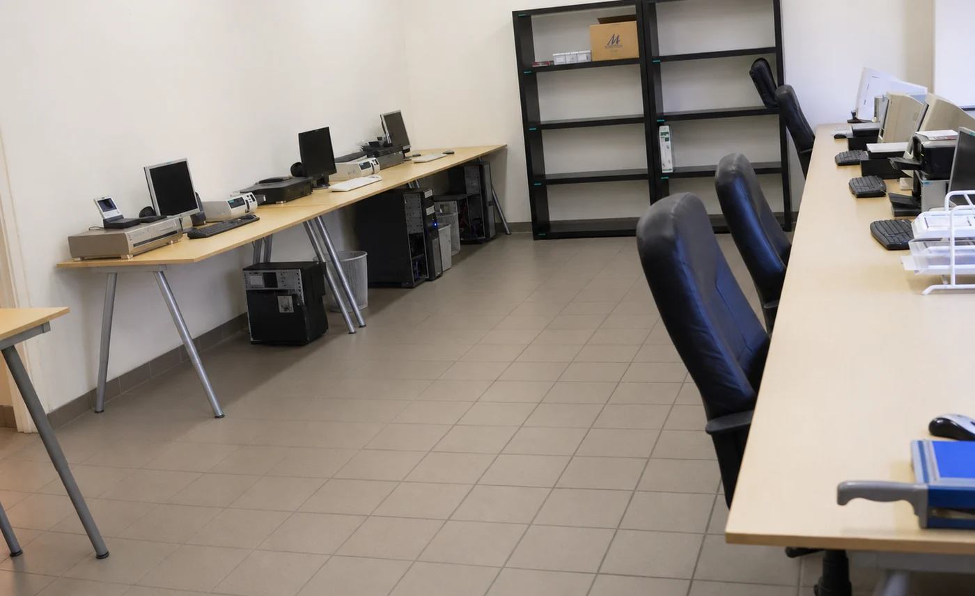 Ein früher Arbeitsplatz bei BGA Video mit mehreren Digitalisierungsstationen.