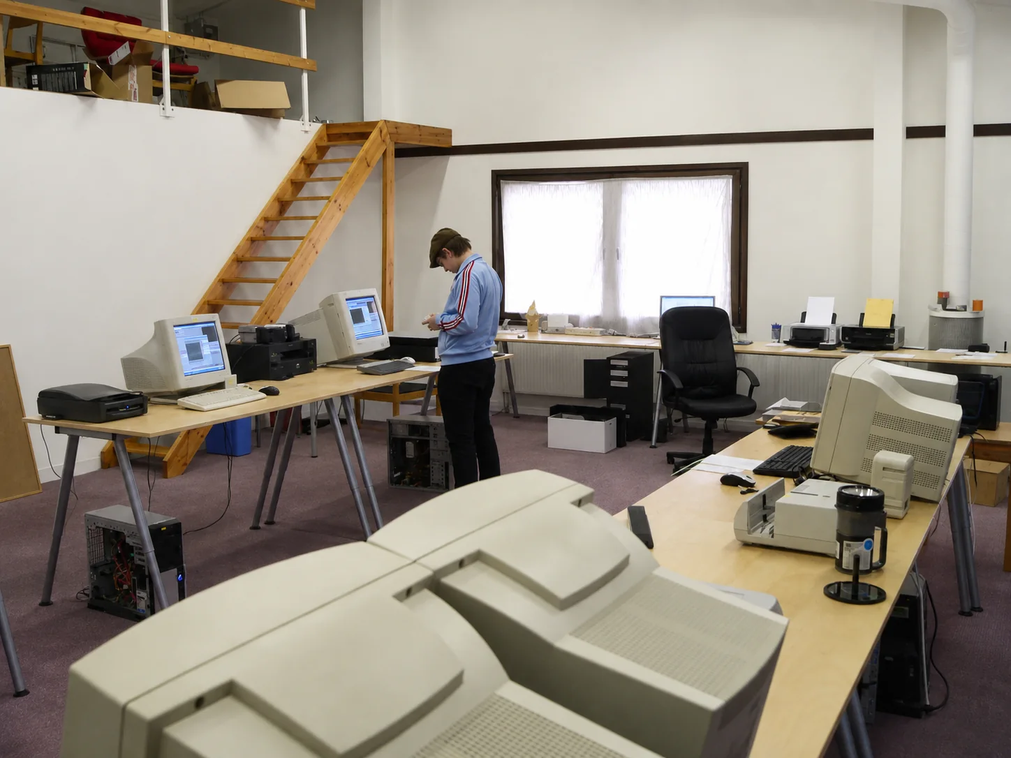 Frühe Produktionsarbeit zwischen Computern und Digitalisierungsgeräten.